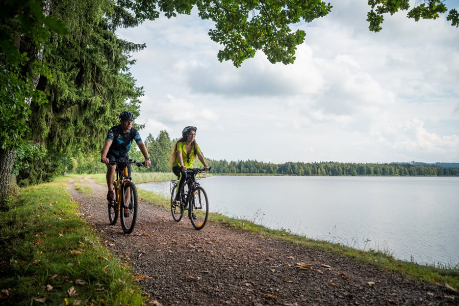 Fietsen langs de Padrťské vijvers in Brdy ©Central Bohemia Tourist Board Fietsen in Brdy