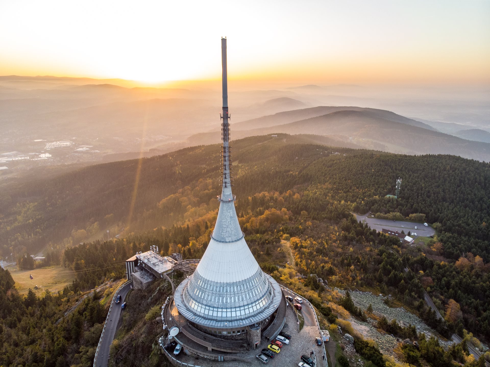 Ještěd vanaf vogelperspectief ©Václav Bacovský Jested toren in Noord-Bohemen