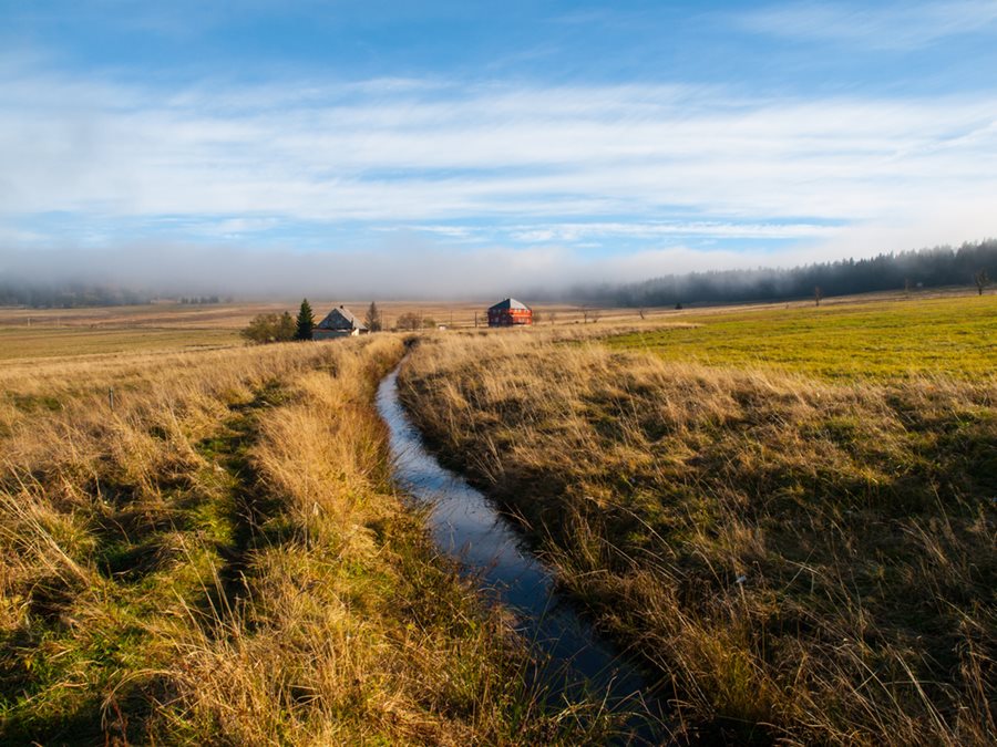 De Blatná-watersloot voor de waterkrachtmachines ©Kostka - Karlovy Vary Region Landschap mijnbouw Ertsgebergte