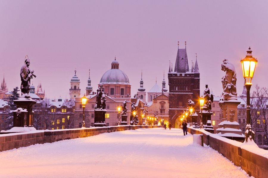 Winter in Praag met een besneeuwde Karelsbrug