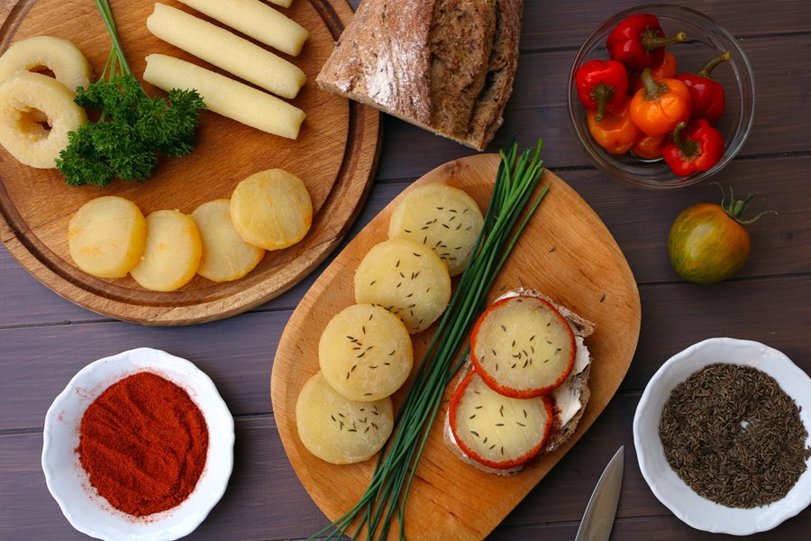 Deze sterk geurende kaas kun je krijgen bij restaurants, bars en speciale winkels ©Shutterstock Tvaruzky kaas uit Olomouc
