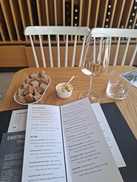 Wijn proeven in Melnik in wijnbar Kraus