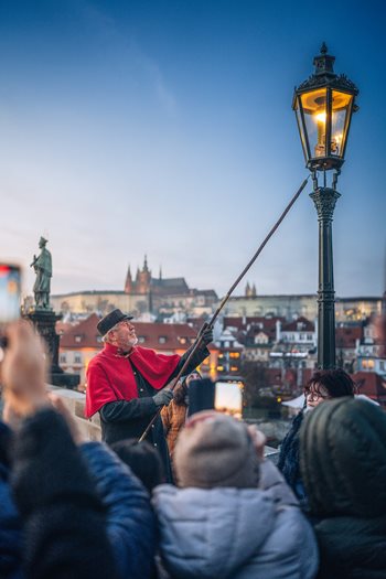 De lantaars worden ontstoken op de Karelsbrug in Praag tijdens advent