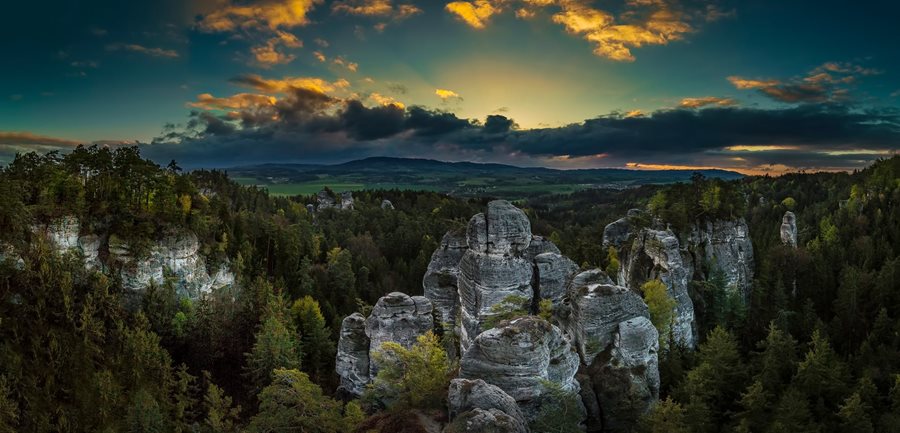 Het indrukwekkende rotsgebied Hrubaskalsko met metershoge zandstenen rotsen ©Shutterstock Indrukwekkende rotsen van Hrubá Skála