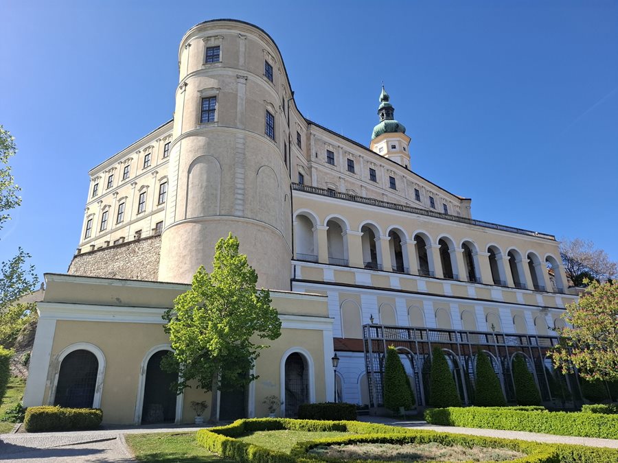Het chateau van Mikulov in Zuid-Moravie