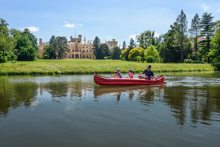 Kanoën bij kasteel Lednice in Zuid-Moravië ©Jan Hocek Kanoën bij Lednice in Zuid-Moravië