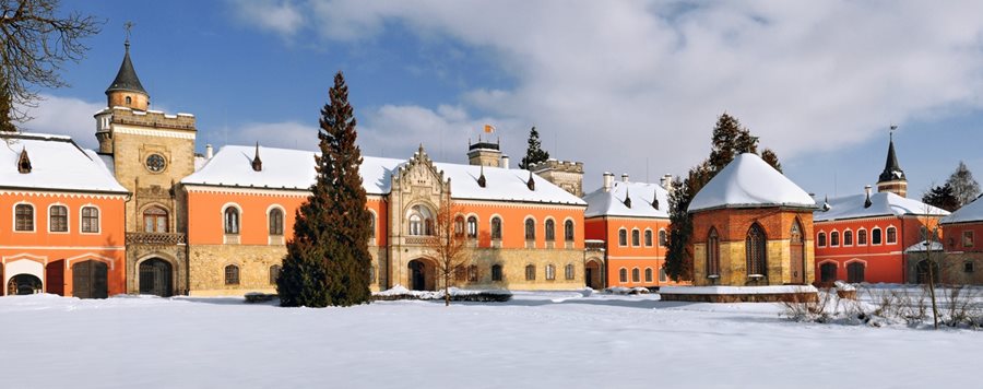 Kasteel Sychrov in Noord-Bohemen bij Boheems Paradijs