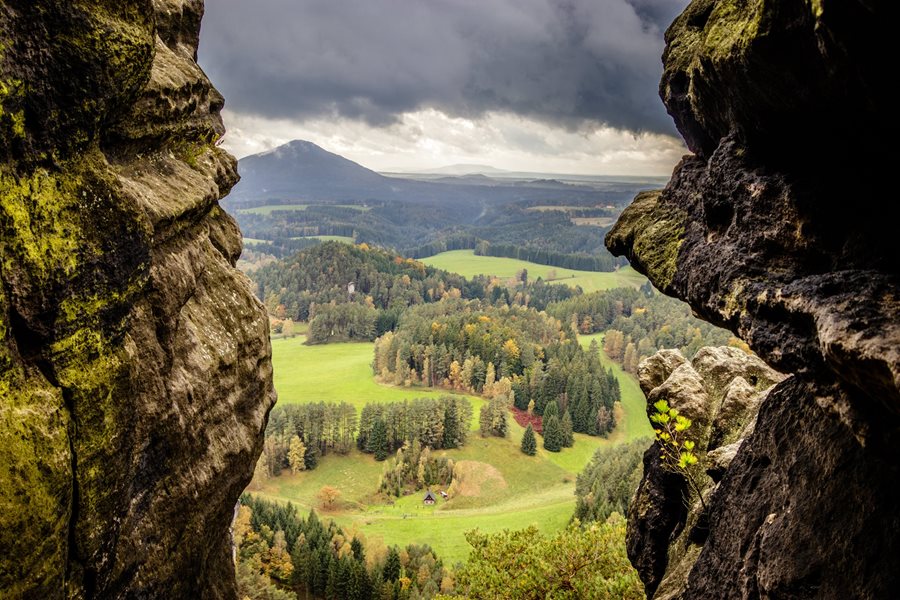 Uitzicht vanaf Mariina skála over Jetrichovice ©Ústí region Boheems Zwitserland Hrebenovka