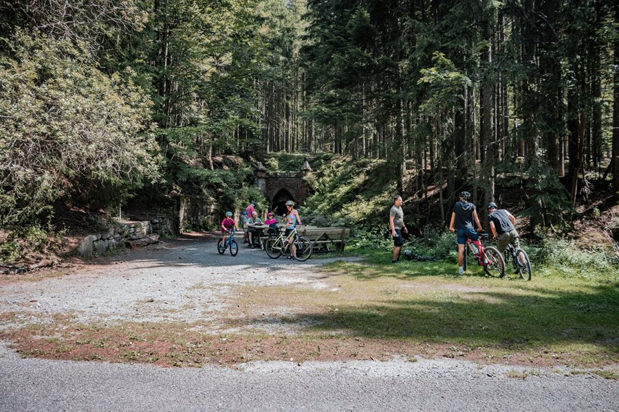 Fietsen langs het kanaal van Schwarzenberg ©Hana Kabashi Schwarzenbergkanaal in Boheems Woud