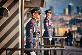 Wachters bij de Praagse Burcht in Praag