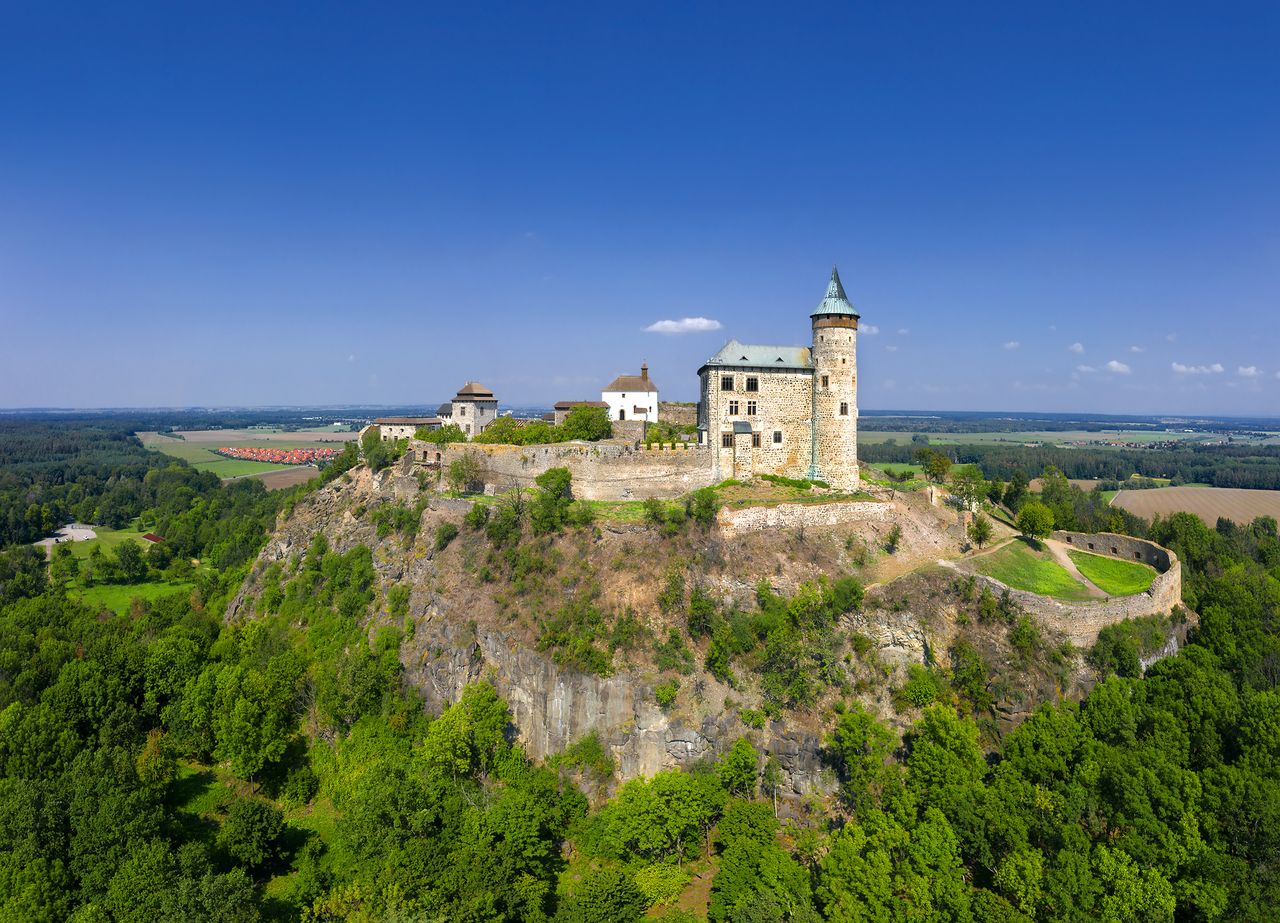 De burcht Kunětická Hora zie je al van verte door haar locatie ©Shutterstock Kunětická hora is een kasteel in tsjechie in oost-bohemen