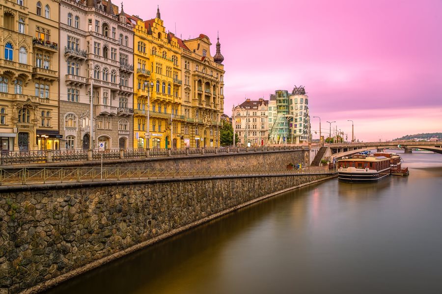Het Dansende Huis langs de Moldau ©Shutterstock Het Dansende Huis in Praag langs de Moldau
