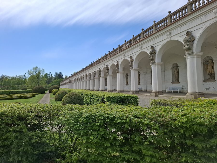 De 240 meter lange colonnade vol beelden van Romeinse goden en historische figuren. De colonnade van de Bloementuin van Kromeriz
