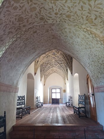 De tour start in het gotische deel van het kasteel Telc chateau rondleiding