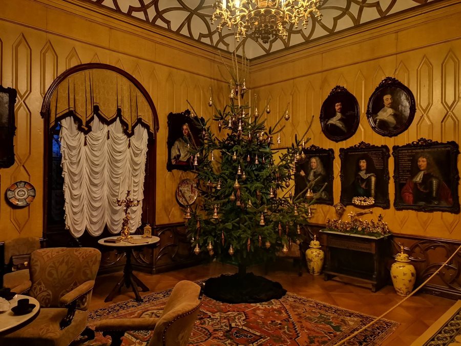 Kerstversiering in chateau Sychrov, foto FB státní zámek Sychrov Sychrov tijdens advent