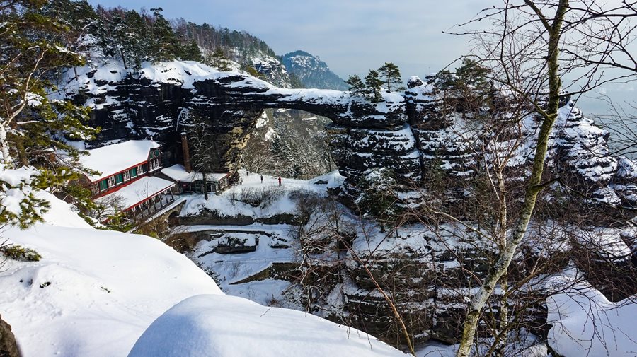 De Pravčická brána bedekt met sneeuw winter sneeuw boheems zwitserland