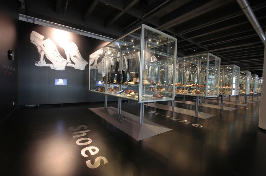 Binnenaanzicht van het Schoenenmuseum Zlín met historische schoenen en exposities over Baťa en schoenproductie in Tsjechië