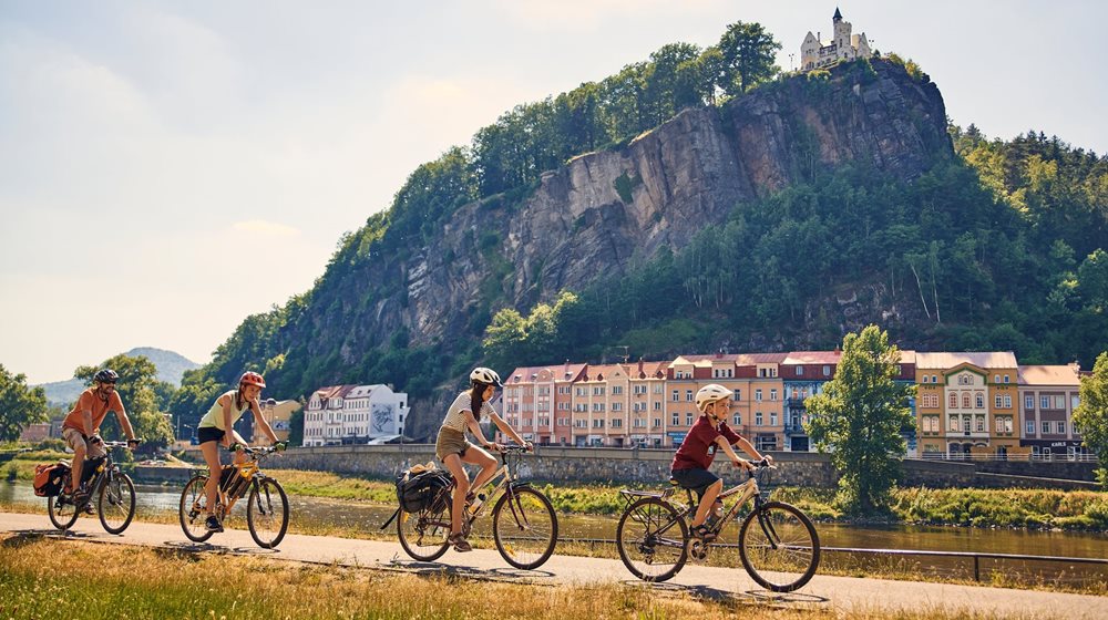 De Elbe fietsroute gaat langs het Nationale Park Boheems Zwitserland De Elbe fietsroute gaat langs het Nationale Park Boheems Zwitserland