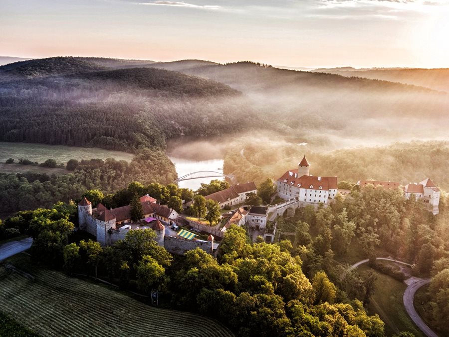 Kasteel Veve&#x159;&#xED; aan de Brno dam