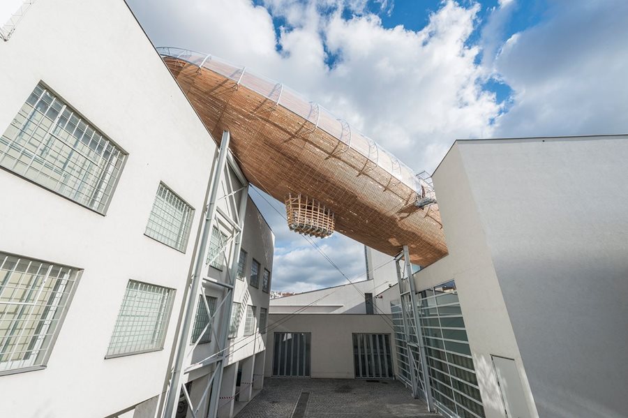 DOX met de Gulliver zeppelin ©Jan Slavík, DOX Dox kunscentrum in Praag