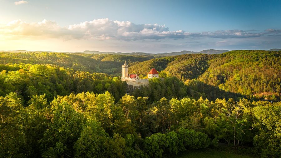 De burcht Kokořín ligt in het beschermde natuurgebied Kokořínsko