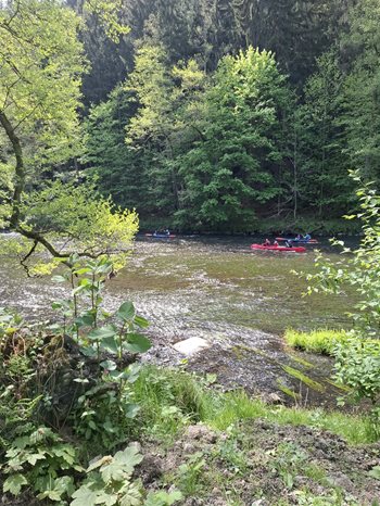 Kanoën op de Eger rivier van Loket naar Karlovy Vary Kanoën Eger rivier
