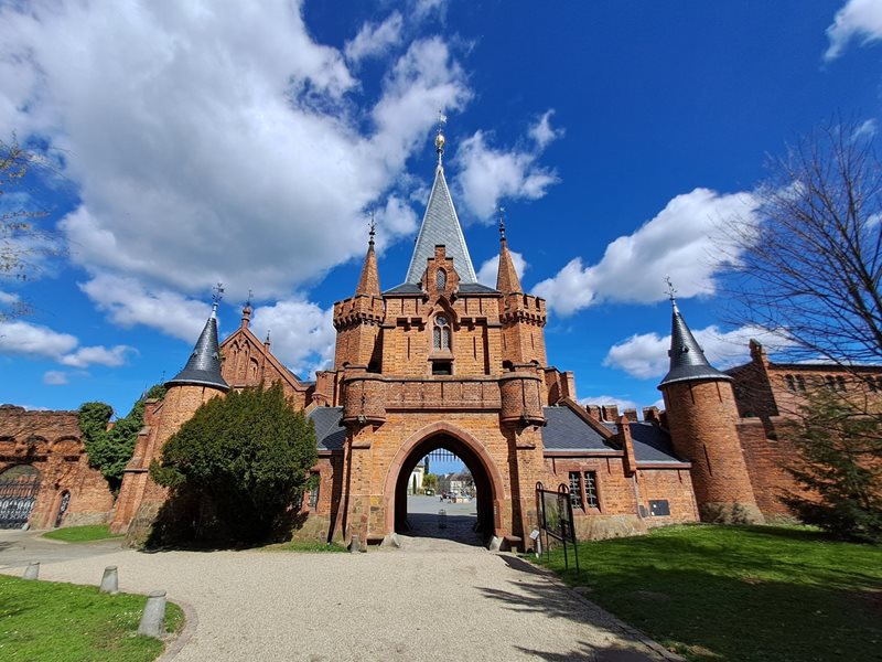 Hradec nad Moravicí, brána Červeného zámku, zdroj NPÚ