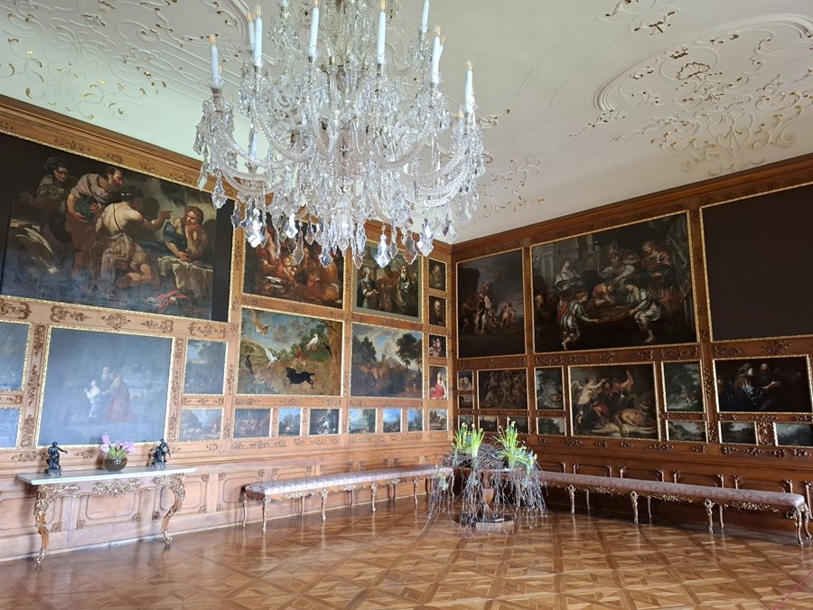 In het paleis hangen honderden schilderijen Paleis van Kromeriz schilderijen