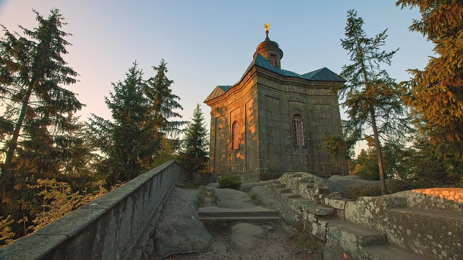 De Onze-Lieve-Vrouwe van de Sneeuwkapel in Broumovské stěny ©Jakub Stára