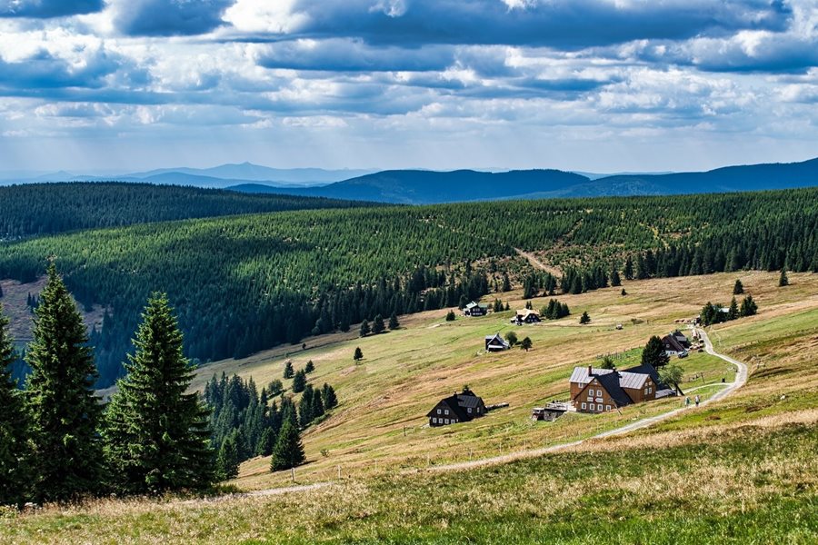 Reuzengebergte in het Tsjechië is een populaire bestemming in Bohemen