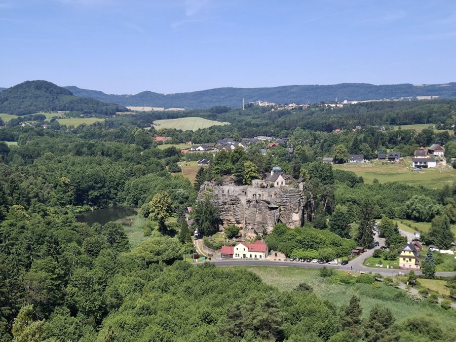 Uitzicht op kasteel Sloup van restaurant Na Stráži Kasteel Sloup vanaf de andere kant