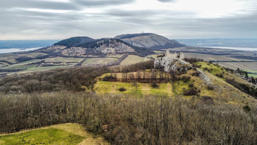Uitzicht Pálava ©Klara Lepicova, Tourist Authority - South Moravia Pálava in Zuid-Moravië en ruïne