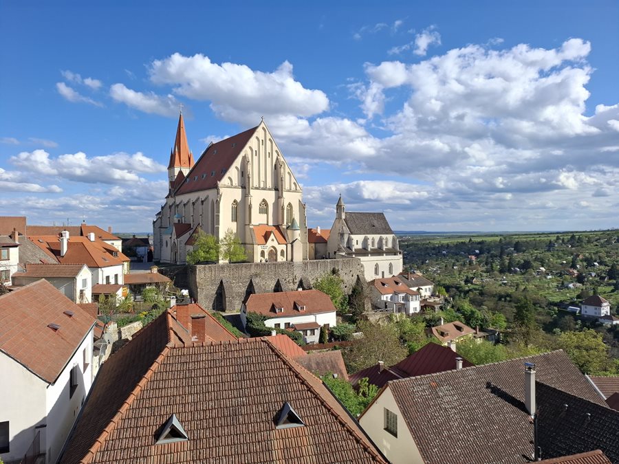 Sint-Nicolaaskerk in Znojmo met gotische architectuur en uitzicht over de stad en de Dyje-vallei in Zuid-Moravië.