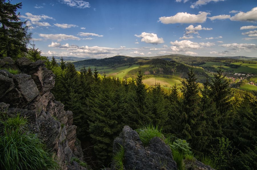 Het Adelaarsgebergte vanaf het punt Studenecké skaly ©Rostislav Barton Adelaarsgebergte in Bohemen met prachtige natuur