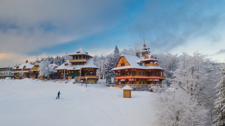 Maměnka en Libušín op de bergtop Pustevny in de Beskiden ©Moravian-Silesian Tourism, s.r.o. Pustevny Beskiden Mameka en Libusin gebouwen