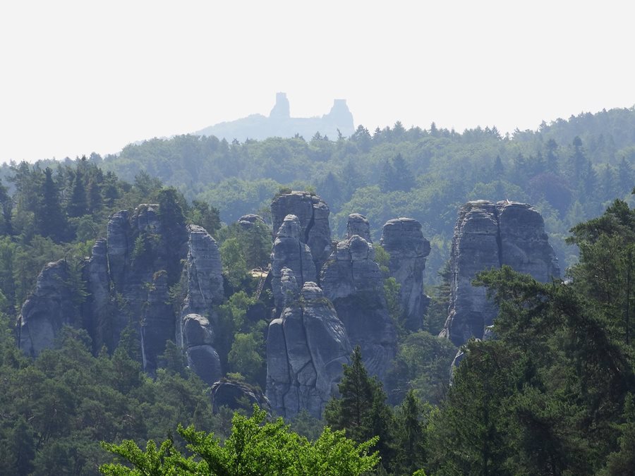Schitterende natuur en uitzicht op Trosky kasteel