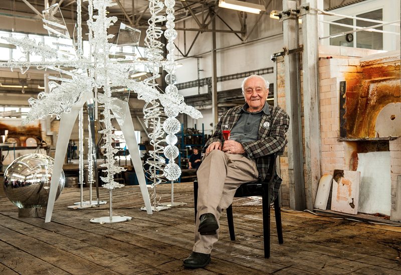 Ren&#xE9; Roub&#xED;&#x10D;ek&#x2019;s and his iconic art piece.