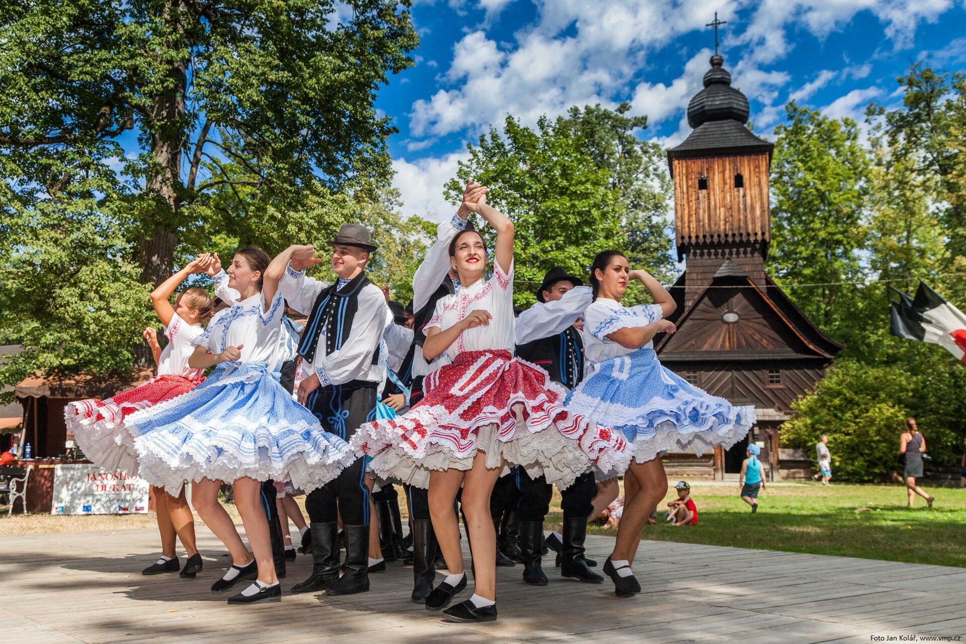 In de zomer vinden er regelmatig folklore festivals plaats ©Jan Kolář Valasske museum in Roznov in Tsjechië