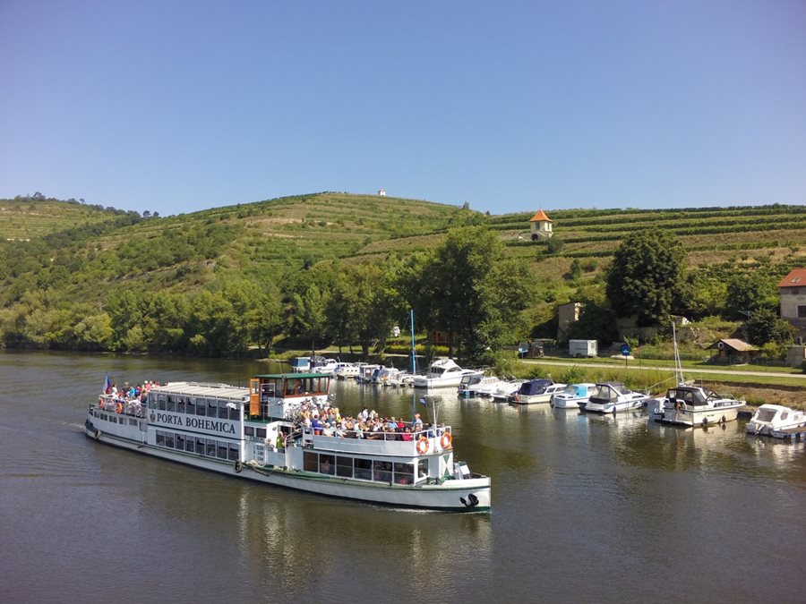 Riviercruise over de Elbe ©Destinační agentura České středohoří - o.p.s. Elbe fietsen varen Midden-Bohemen