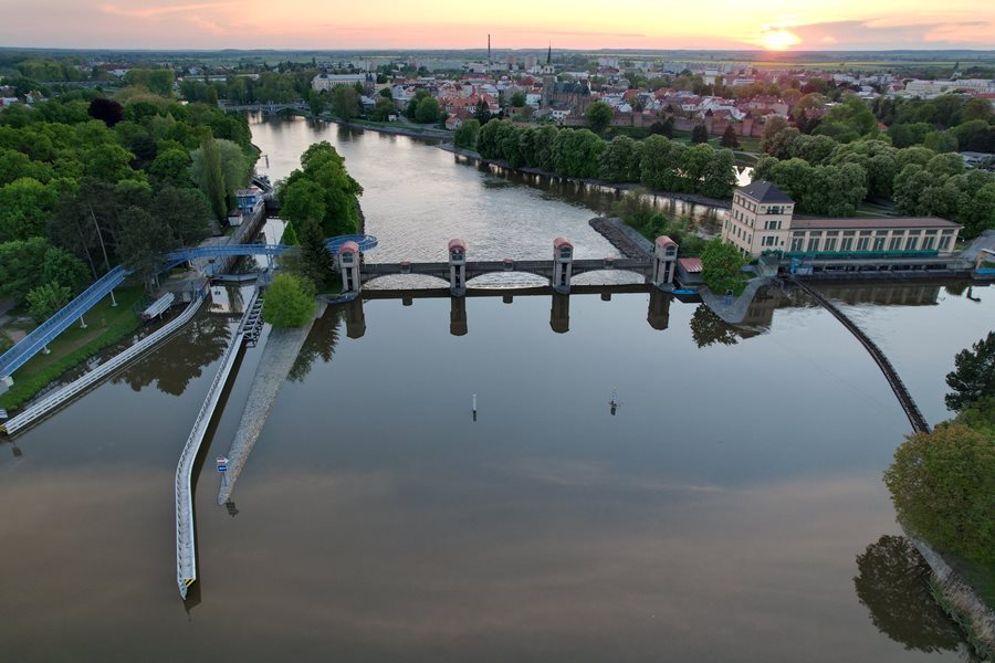 Stuwcomplex van Nymburk aan de rivier de Elbe in Centraal-Bohemen, Tsjechië.