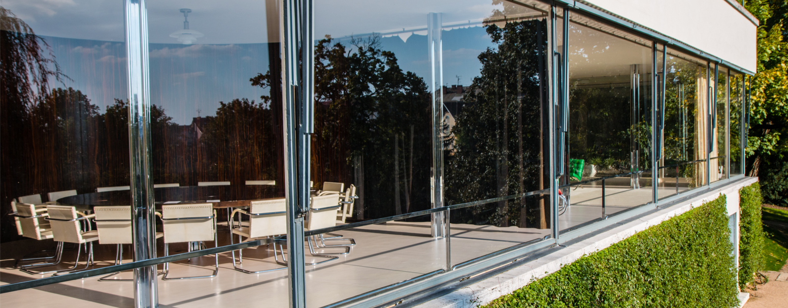 villa tugendhat eet en woonkamer