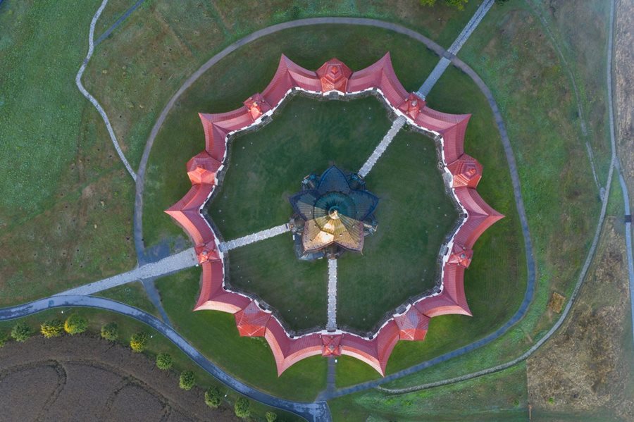 De kerk van St. Nepomuk vanuit de lucht ©Michal Balada/shutterstock.com drone kerk Tsjechië