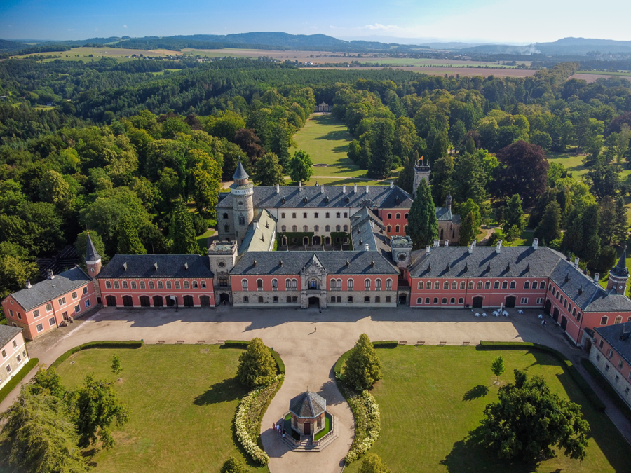 Chateau Sychrov nabij Boheems Paradijs