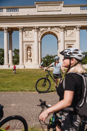Fietsen door het culltuurlandschap van Lednice-Valtice ©Centrála cestovního ruchu - Jižní Morava Lednice fietsen in zuid-moravië