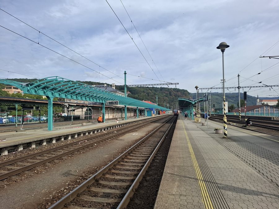 Het treinstation van Děčín, een Tsjechische stad net over de grens en vlakbij het Nationale Park Boheems Zwitserland. Treinreizen in Tsjechië naar de stations