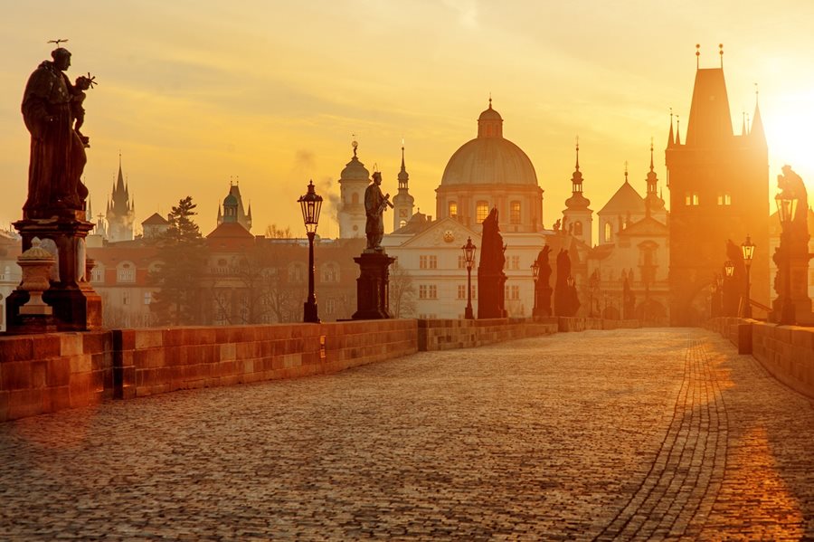 De Karelsbrug in Praag met de Praagse Burcht en St. Nicholaskerk op de achtergrond