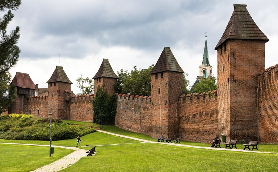 De stadsmuren van het stadje Nymburk in Tsjechië