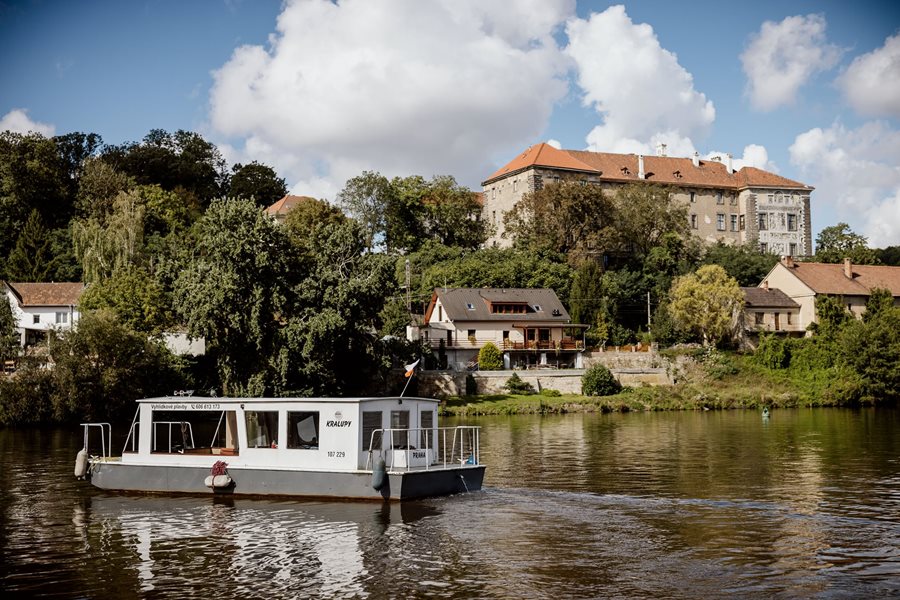 Nelahozeves chateau vanaf de Moldau rivier ©Ondrej Soukup Nelahozeves chateau aan de Moldau rivier