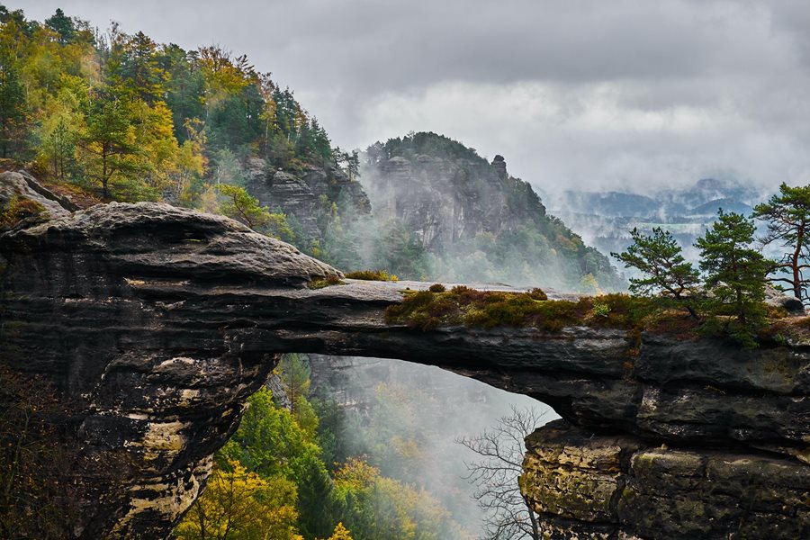 Ooit kon je hier over heen lopen ©Shutterstock De rotsburg in mist Boheems Zwitserland