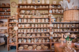 Mügl family ceramics workshop in Holašovice ©Holasovice.eu keramiek winkel Holasovice